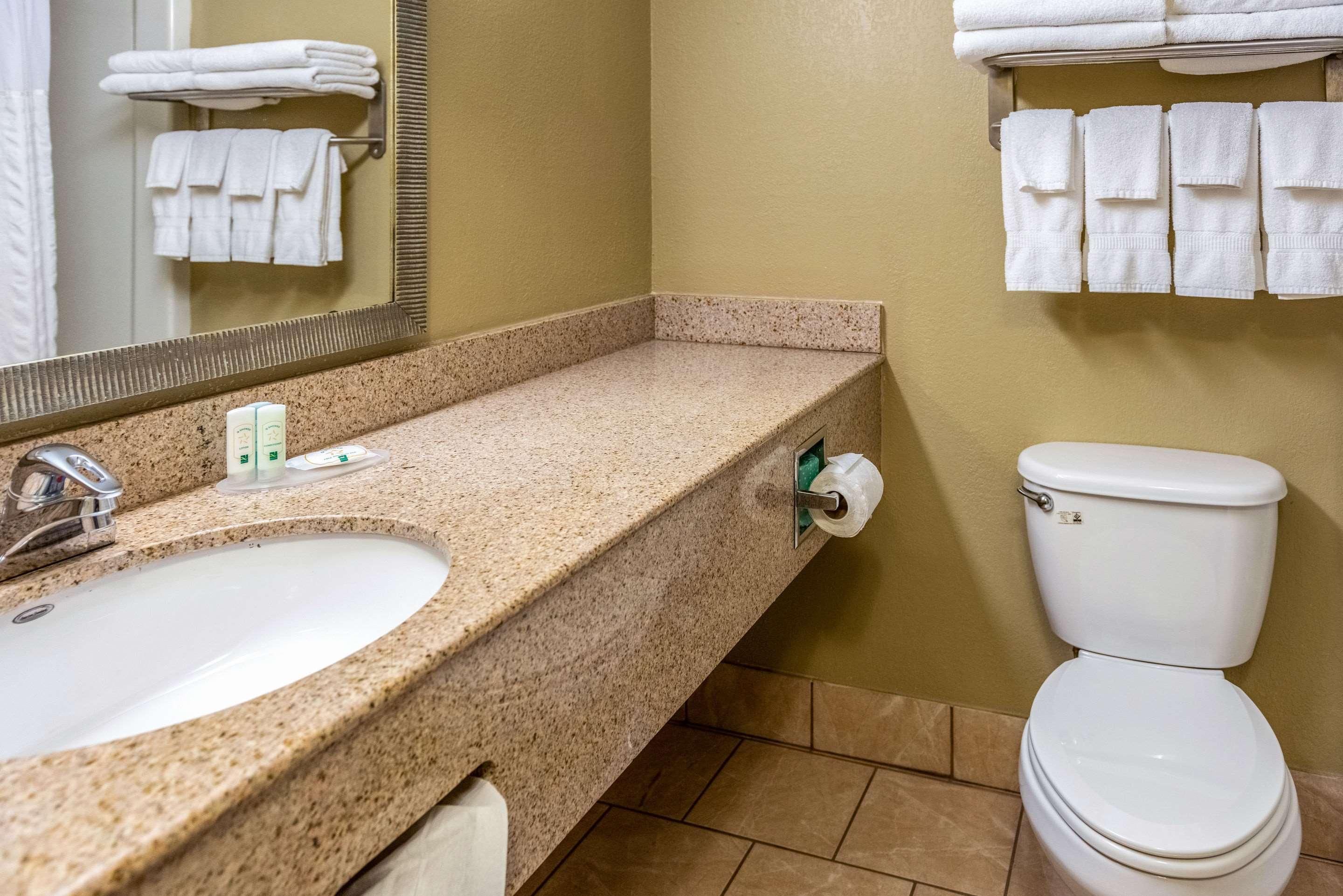 Quality Inn & Suites Seville Luaran gambar