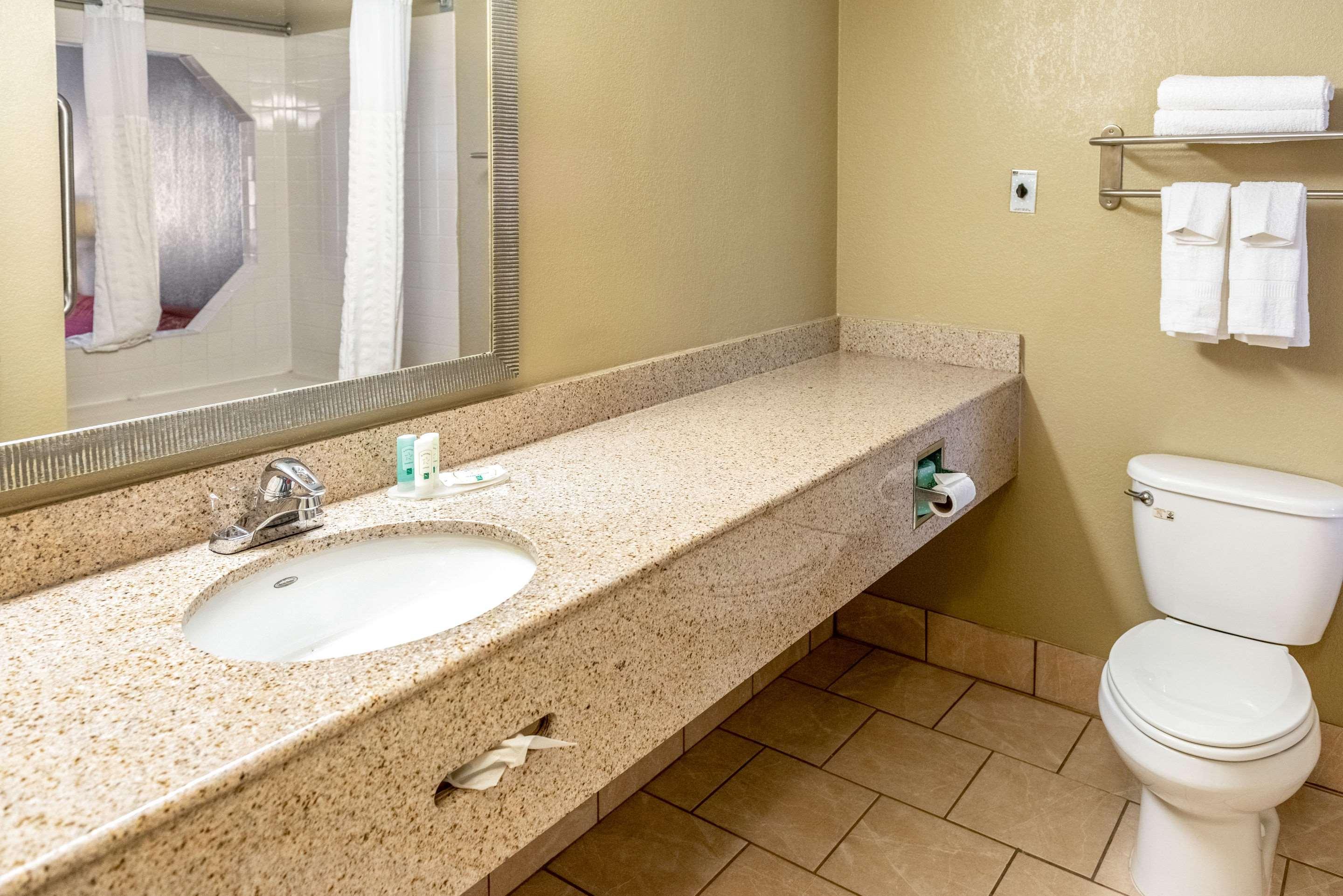 Quality Inn & Suites Seville Luaran gambar