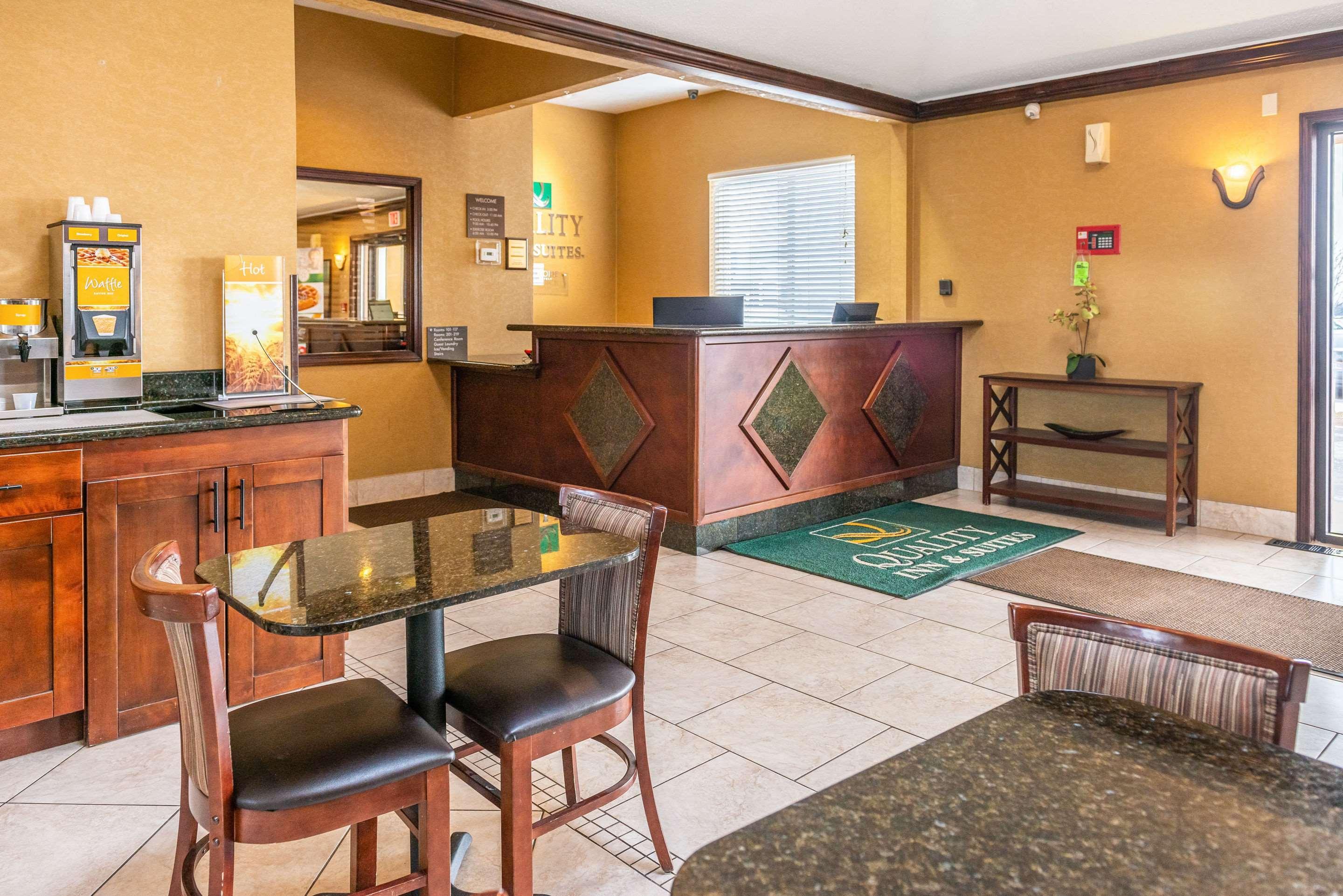 Quality Inn & Suites Seville Luaran gambar