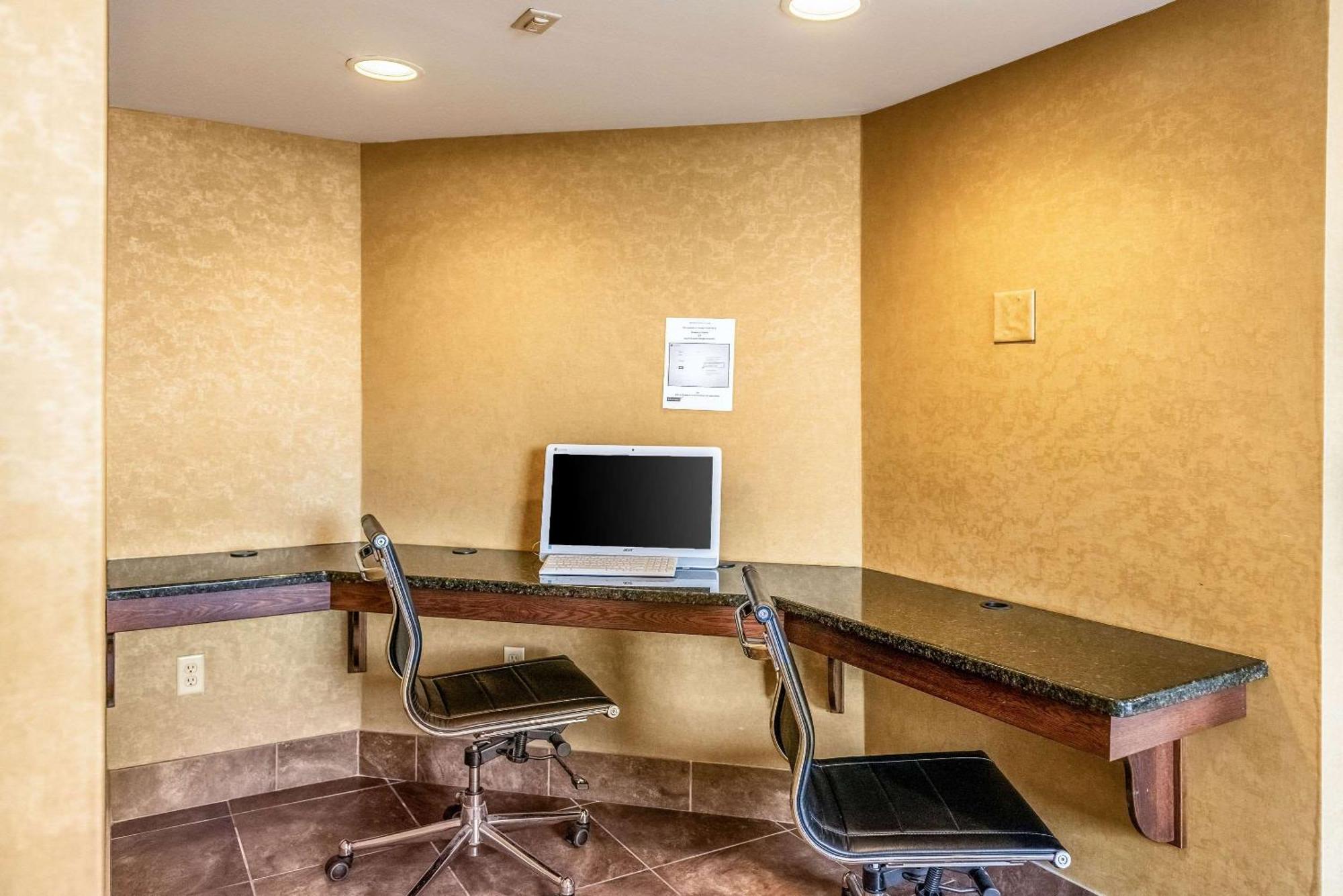 Quality Inn & Suites Seville Luaran gambar