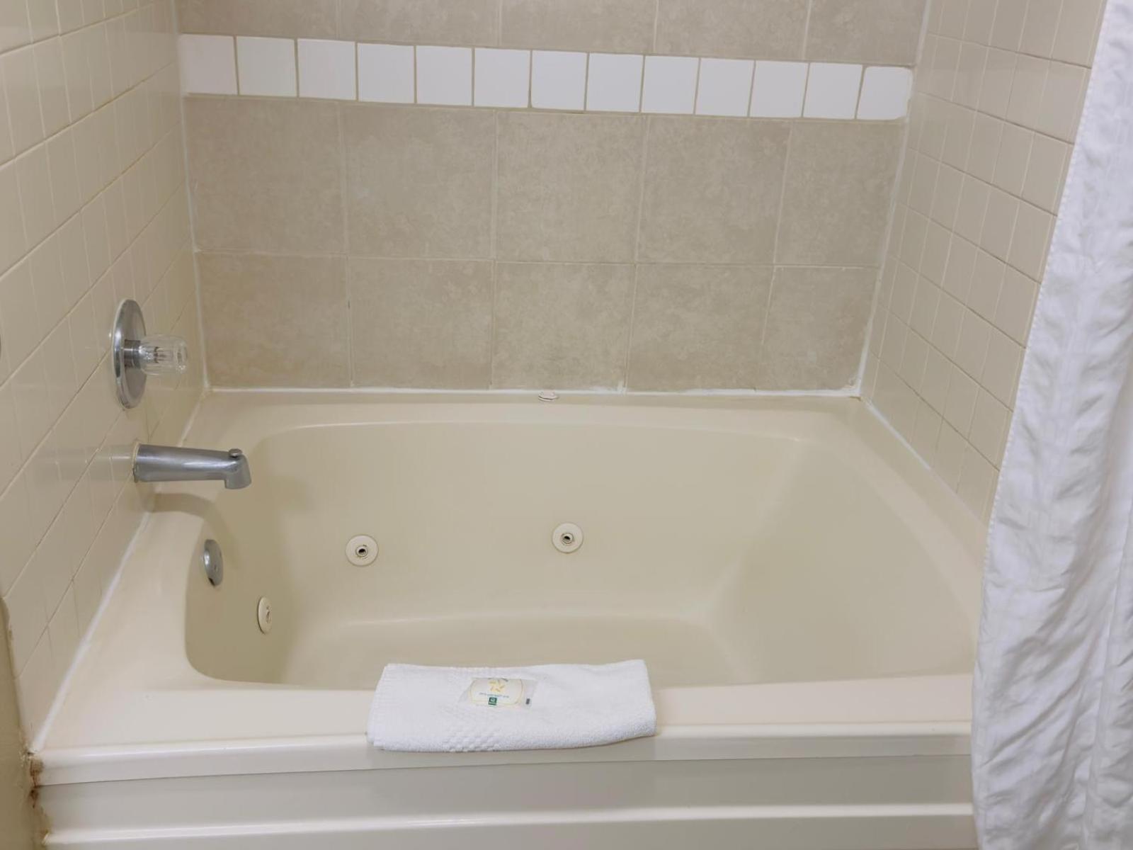 Quality Inn & Suites Seville Luaran gambar